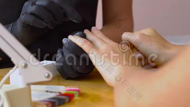 美甲美容店美甲专家做美甲护理。 医生用指甲油涂指甲油
